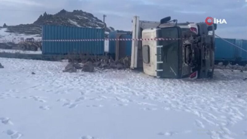 Yük treni kamyon ile çarpıştı: 1 ölü