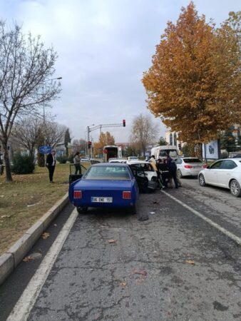 4 araçlı zincirleme kaza: 1 yaralı