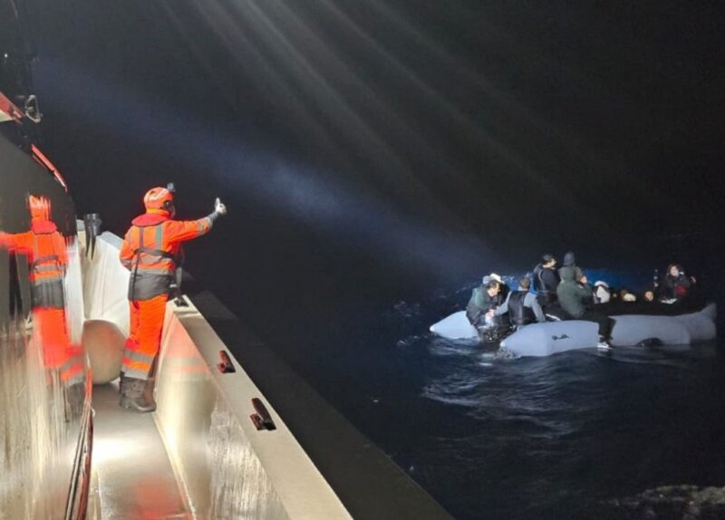 12’si çocuk 24 düzensiz göçmen kurtarıldı