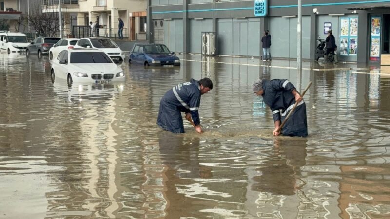 Park halindeki araçlar suda sürüklendi