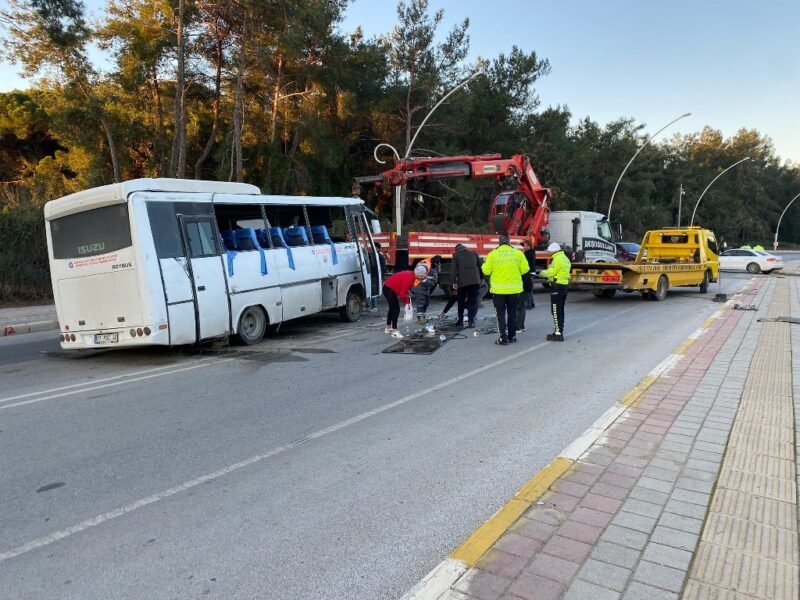 Antalya’da midibüs ile otomobil çarpıştı: 3 yaralı