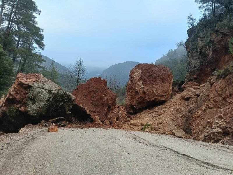 Fethiye’de dev kayalar yola düştü