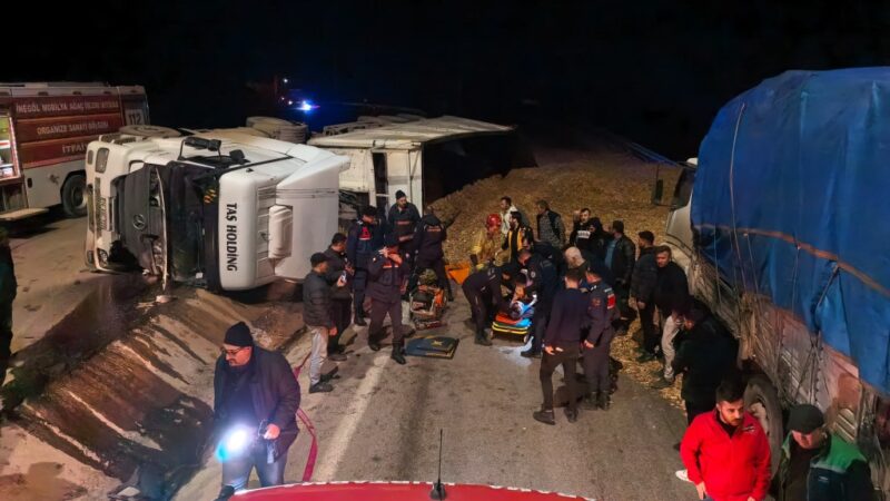 Talaş yüklü tır devrildi: Araçta sıkışan genç sürücü hayatını kaybetti