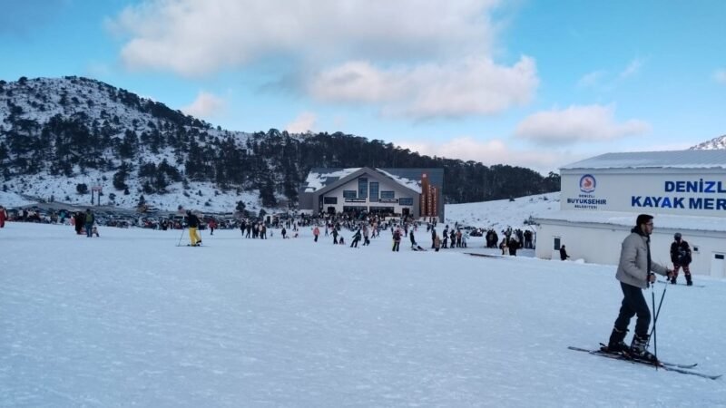 Nikfer Kayak Merkezi yeni sezonda ziyaretçi akınına uğradı