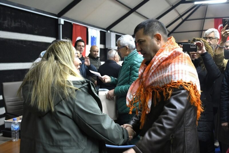 Kuşadası Belediyesi bazı birimlerini çadıra taşıdı