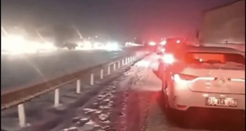 Çok sayıda araç mahsur kaldı, kar şiddetini arttırdı