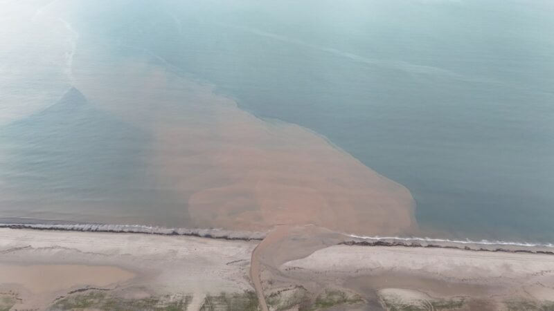 Sel suları denizin rengini değiştirdi