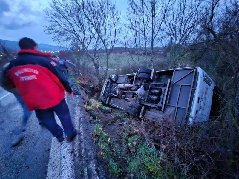 Servis aracı şarampole uçtu: 14 yaralı
