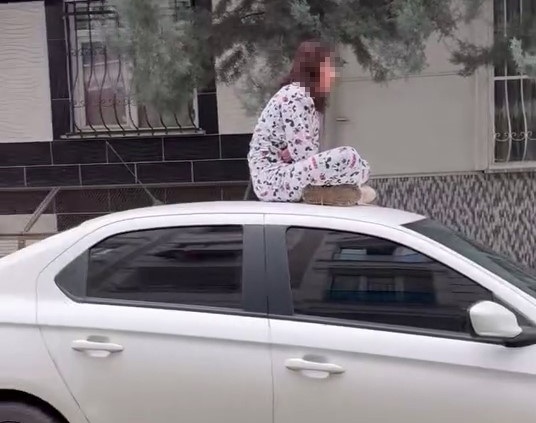 Sinir krizi geçiren kadın bir otomobilin üzerine çıkarak zıpladı: O anlar kamerada