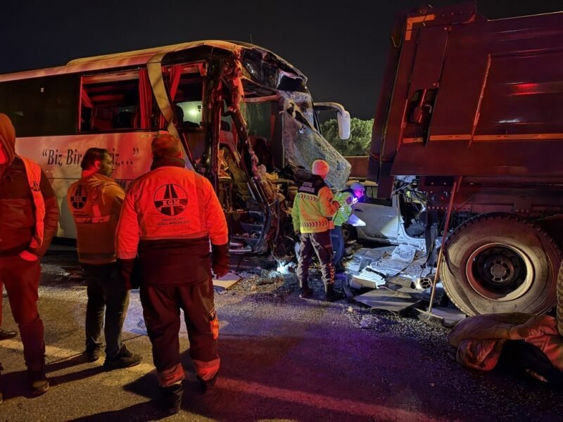 TEM Otoyolu’nda feci kaza: 1 ölü, 19 yaralı