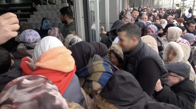 100 liralık alışveriş için dondurucu soğukta saatlerce beklediler