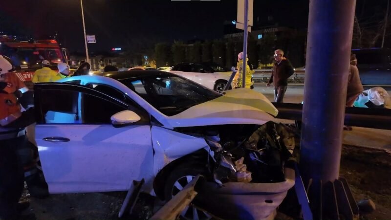 Alkollü sürücünün kullandığı otomobil bariyerlere saplandı: 2 yaralı