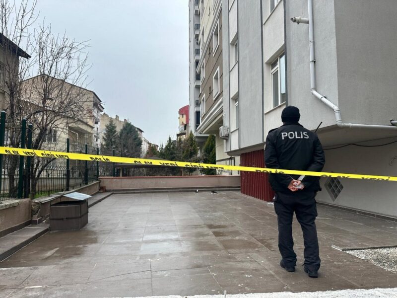 Çatıdan düşen adam hayatını kaybetti