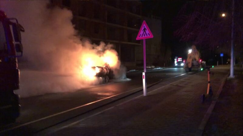 Seyir halindeki kamyonet çıkan yangında küle döndü