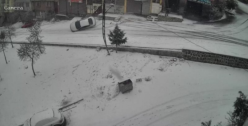 Kayan araç kaldırıma çarparak devrildi, O anlar saniye saniye kamerada