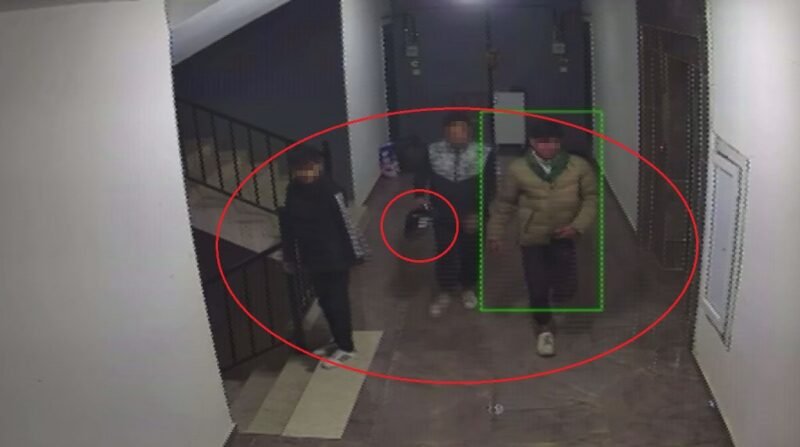 Ayakkabı hırsızları kameraya yansıdı