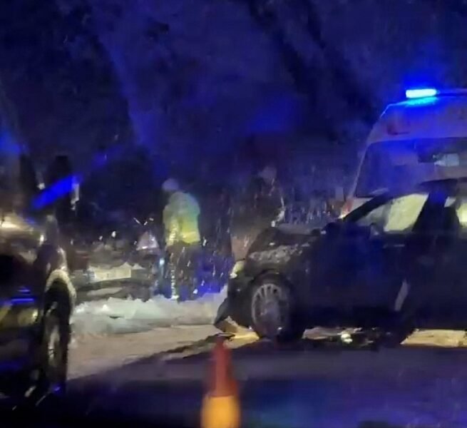 Otomobil karşı şeritten gelen araçla çarpıştı: 6 yaralı