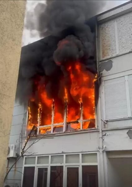 Patlayan buzdolabı motoru evi harabeye çevirdi