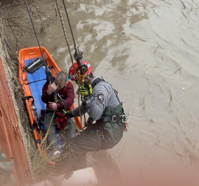 Hurda toplamak için indiği çayda mahsur kalan vatandaşı itfaiye kurtardı