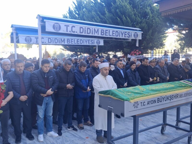 8 saat arayla vefat eden çift son yolculuğuna uğurlandı