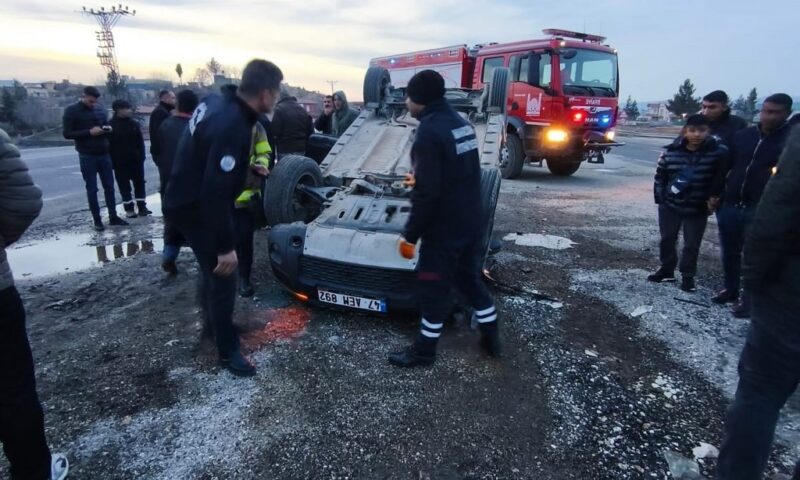 Hafif ticari araçla çarpışan cip takla attı: 1 yaralı