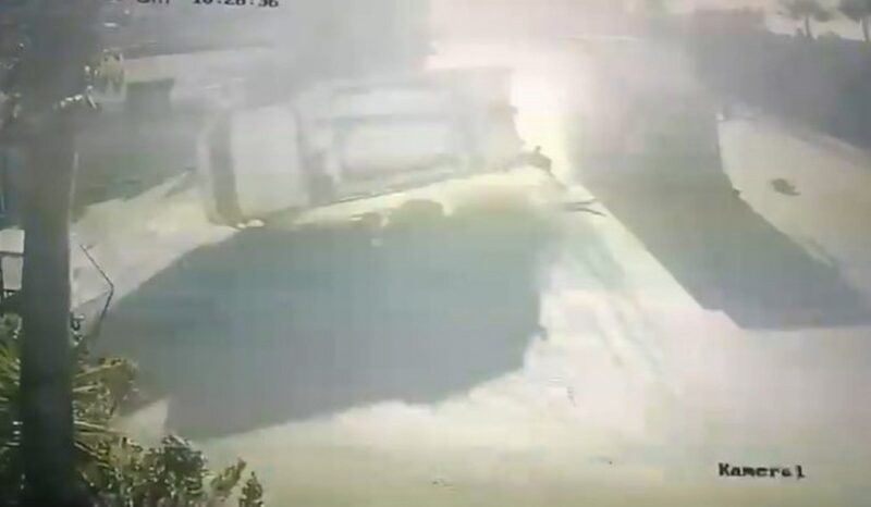 Çöp kamyonu devrildi: 1’i ağır 3 işçi yaralandı