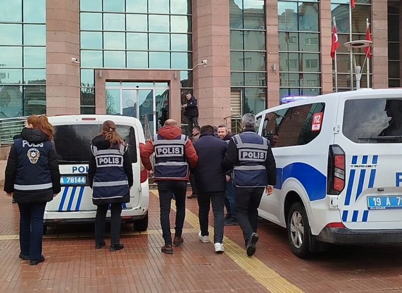 Evlerden ziynet eşyası çalan 4 hırsızlık şüphelisi suçüstü yakalandı