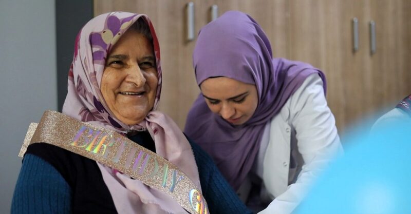 İlk doğum gününü 77 yaşında kutladı