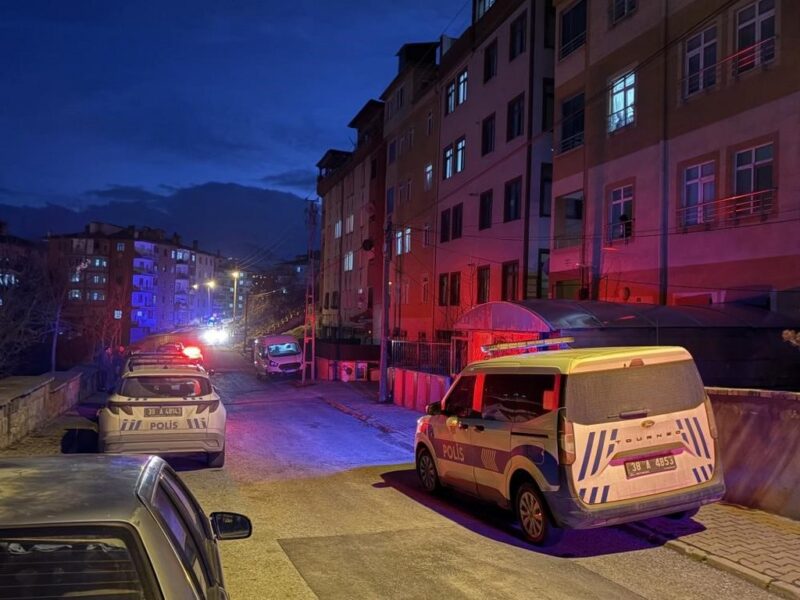 Tartıştığı erkek arkadaşını banyoda bıçaklayarak öldüren kadın tutuklandı