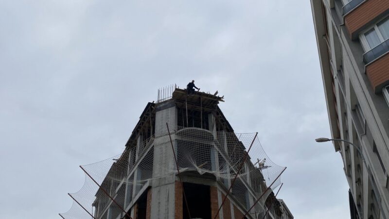 İnşaatın 8’inci katından atlamaya çalıştı