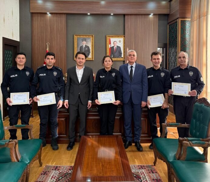 Başarılı polis memurlarına başarı belgesi takdim edildi