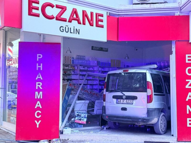 Fren yerine gaza basınca iş yerine daldı