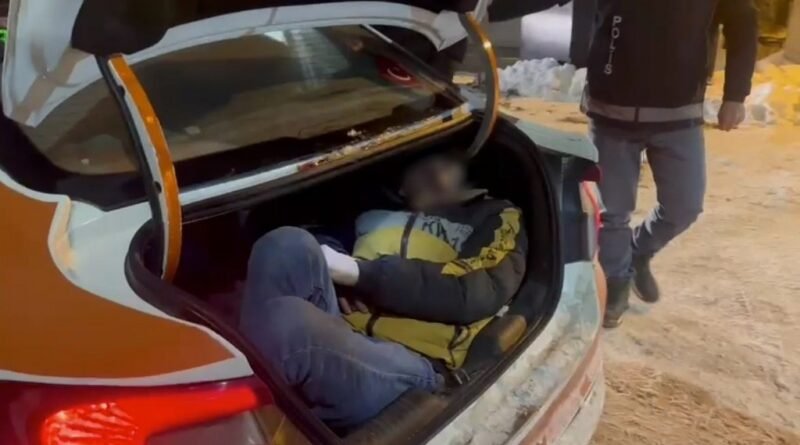 Taksi bagajından düzensiz göçmen çıktı