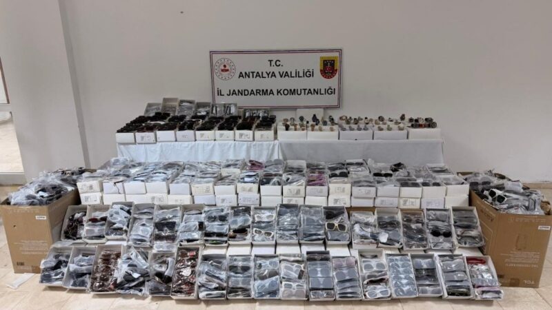 Gümrük kaçağı güneş gözlüğü ve saat ele geçirildi