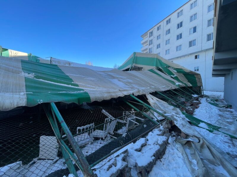 Düğün salonu olarak kullanılan halı saha çöktü