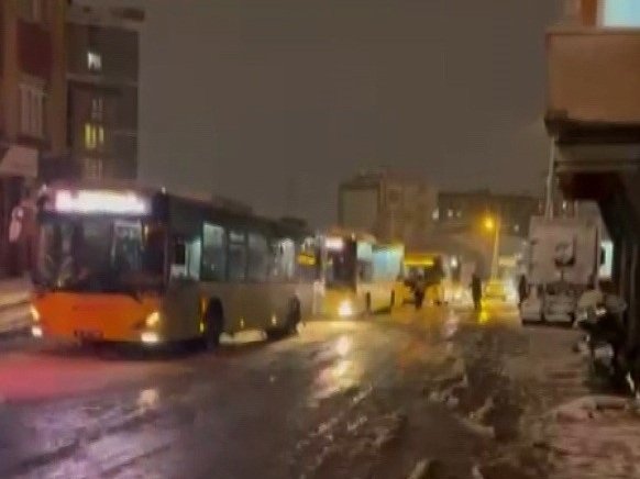 İETT otobüsleri yolda kaldı