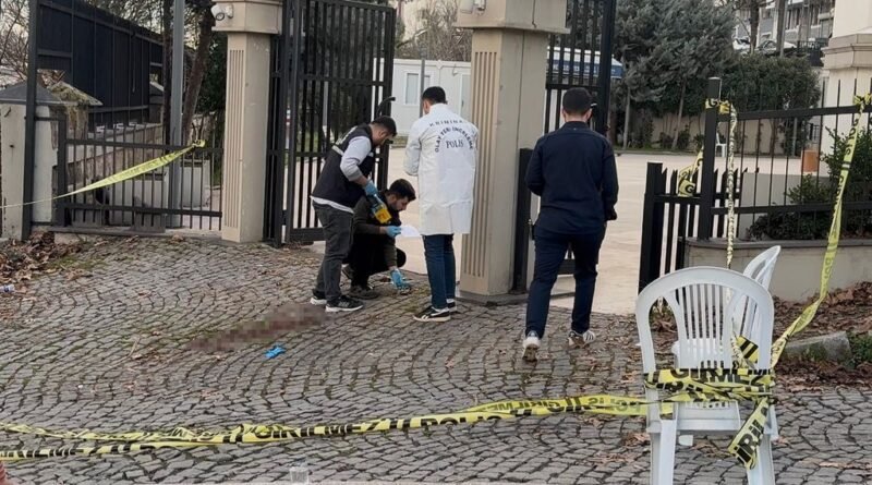 Ağabey, annesinin cenazesinde kardeşini silahla vurarak öldürdü