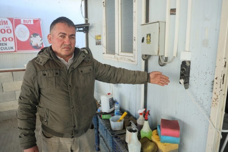 Motosikletle gelen maskeli 2 şahıs pompalı ile iş yerini kurşunladı