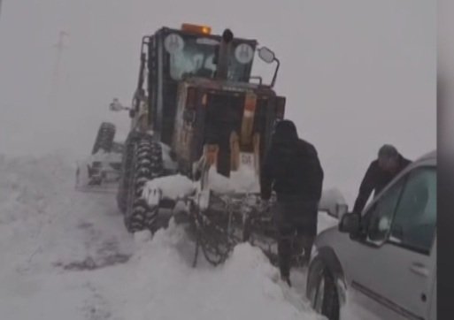 Kar ve tipi nedeniyle mahsur kalan 15 kişi kurtarıldı