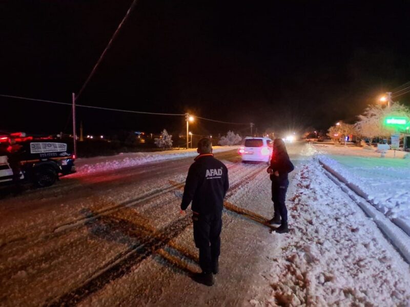 Kardan kapanan yolda araçlar mahsur kaldılar