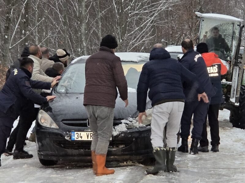 Araçlarında mahsur kalan 35 kişi kurtarıldı
