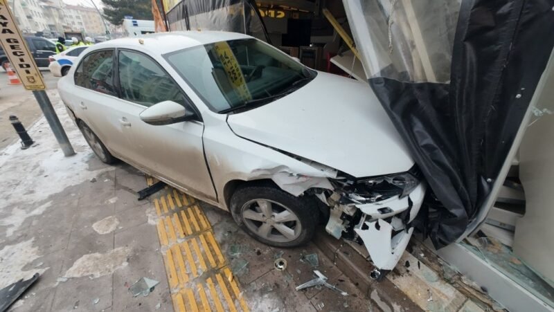 Kavşaktaki kazada araçlardan biri dükkana girdi