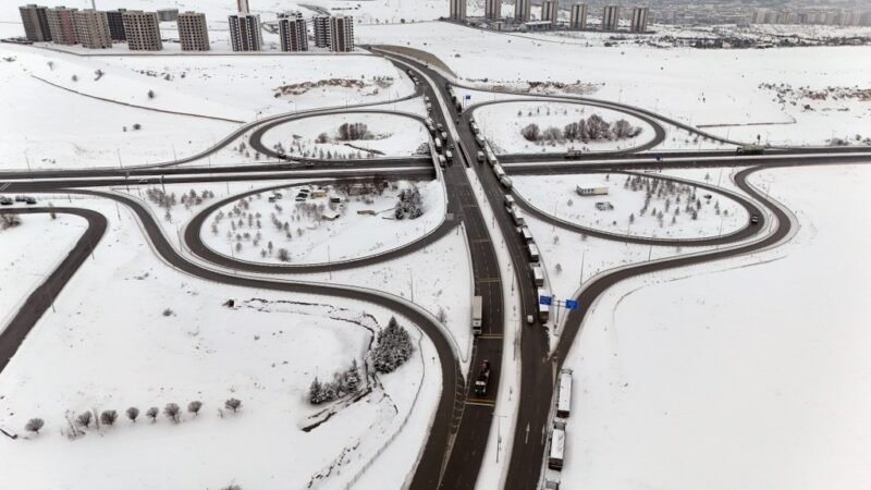 Yol tırlara kapandı, görüntü sınır kapısını aratmadı