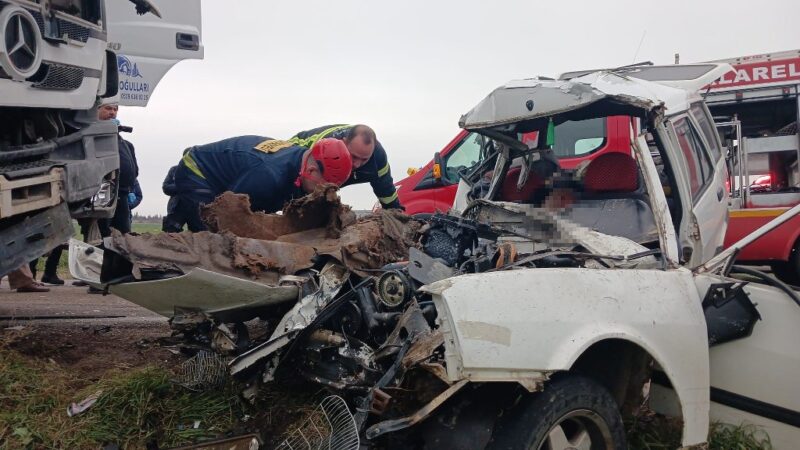 Otomobil karşıdan gelen kamyonla çarpıştı: 1 ölü, 1 yaralı