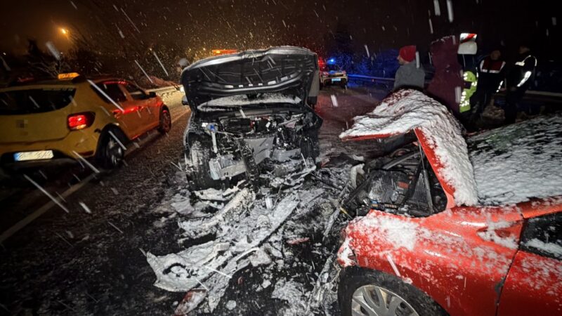 Kafa kafaya çarpışan araçlar hurdaya döndü: 7 yaralı