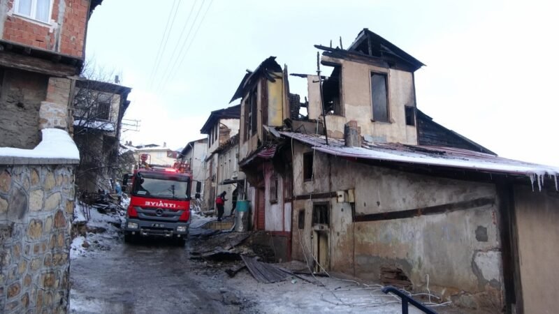 Tarihi konaktan geriye duvarları kaldı
