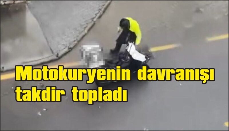 Duyarlı motokurye su mazgalında biriken çöpleri temizledi