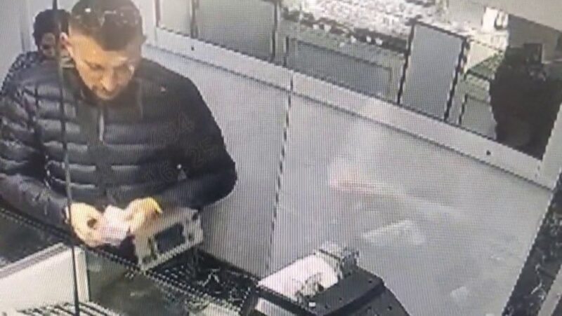 Kuyumcuları dolandırdılar, kameralara yakalandılar