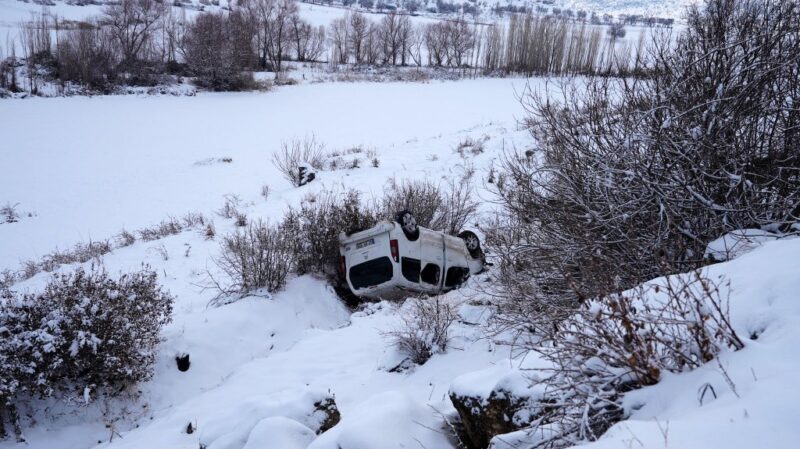 Uçuruma yuvarlanan araçta 6 kişi yaralandı