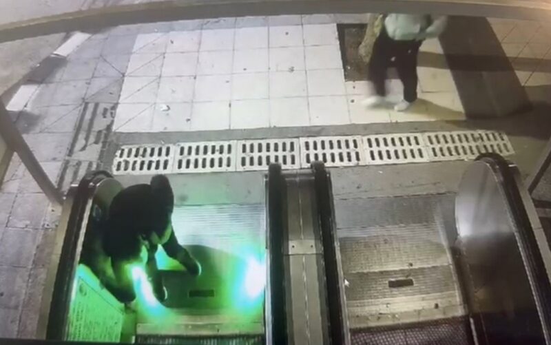Şehir magandaları yürüyen merdiveni durdurup kaçtılar